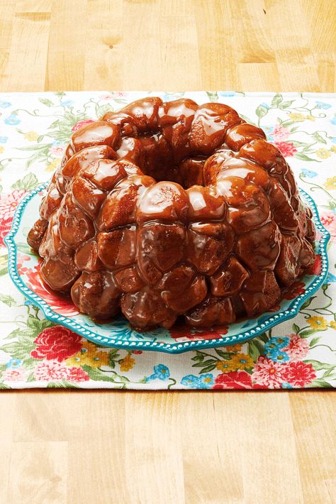 monkey bread on dish Easy Monkey Bread, Monkey Bread Recipe, Favorite Breakfast Recipes, Canned Biscuits, Bundt Cake Pan, Pioneer Woman Recipes, Dinner Bread, Low Calorie Snacks, Mothers Day Brunch