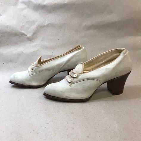 1800s Shoes, Edwardian Shoes, Cuban Style, Old Outfits, Heels White, Gibson Girl, Old Shoes, Vintage Gowns, Mother Of Pearl Buttons