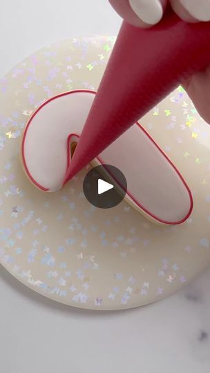 938K views · 10K reactions | Candy cane cookie decorating in real time ⏱️ #christmascookies #royalicingcookies #decoratedcookies #cookiedecorating #cookieart #candycanes | By Butterfly Bakes ATL | Facebook Decorating Candy Cane Cookies, Xmas Tree Cookies Decorating Ideas, Candy Cane Christmas Cookies Decorated, Wet On Wet Candy Cane Cookies, Decorating Christmas Cookies Aesthetic, Christmas Cookie Decorating Royal Icing, Xmas Cookies Decorated Royal Icing, Candy Cane Decorated Sugar Cookies, Joy Cookies Decorated