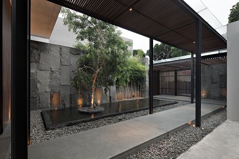 Located in Bandung, Indonesia; Palm Street House is a residential house that balances luxury and nature. The highlight in this house is how many areas are dedicated to the entrance and the building is actually at the back. This is done so that when you enter the house, the person is taken on a journey that builds the mood. Pranala Associates, Modern Modular Homes, Modern Style Homes, Street House, Modern Bungalow, Modern Beach House, Entrance Design, Modern Mansion, Residential House