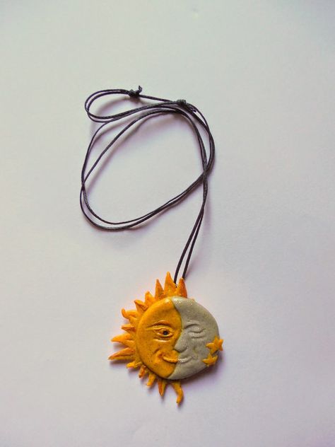 Clay Moon Necklace, Moon Clay Art, Clay Necklace Diy, Sun And Moon Clay, Handmade Clay Ideas, Clay Necklace Ideas, Air Dry Clay Necklace, Polymer Clay Sun, Clay Sun