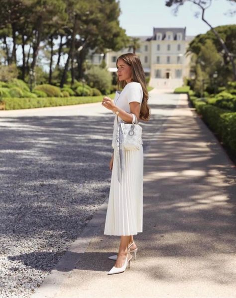 Bianca’s Lifestyle - White Dior bag🤍 | Facebook White Dior Bag, Lady Dior Outfit, White Lady Dior, Lady Dior Bag Outfit, Dior Bag Outfit, Lady Dior Mini, Dior Outfit, Pumps Outfit, Elegant Lifestyle