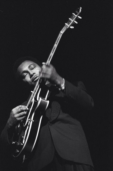 George Benson - Edinburgh Playhouse (27th November 1986) ©marc marnie Jazz History, George Benson, Jazz Players, Musician Photography, Child Prodigy, Cats Playing, Best Guitar Players, Jazz Fusion, Blues Musicians