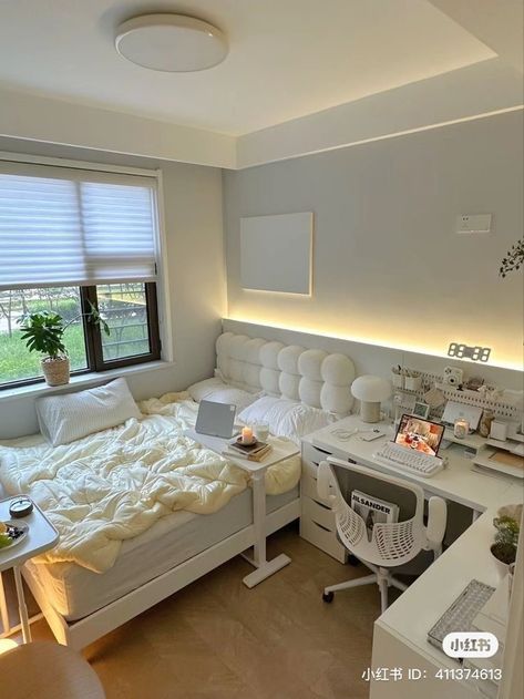 Korean Dorm Aesthetic, Room Layout Bedroom Aesthetic, Small Room Design With Desk, Cozy Room Minimalist, Bedroom Ideas For Square Rooms, Korean Bedroom Ideas Big Spaces, Cosy Small Room, Bedroom With Pc Setup, Cosy Minimalist Bedroom