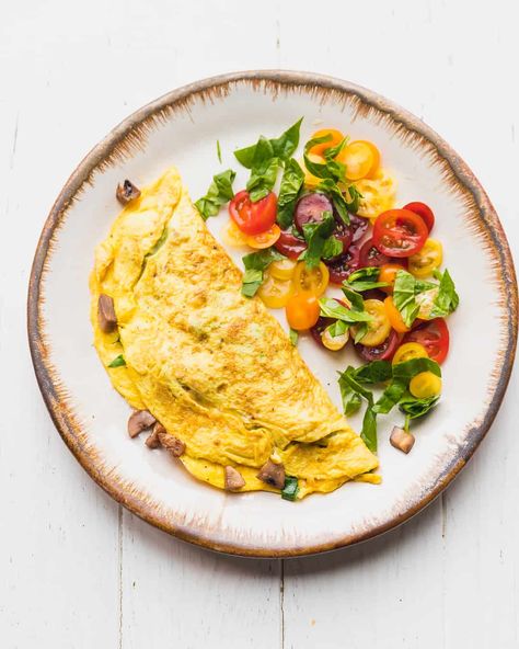 Omelette Aesthetic, Omelette Recipe Breakfast, Healthy Platter, Omlet Recipes, Spinach Omelette, Omelette Recipe Easy, Mushroom Omelette, Spinach And Mushroom, Omelets Recipe