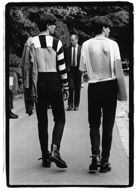 TWINS WITH BACKLESS SHIRTS 1985 from AMY ARBUS/On The Street Backless Tshirts, Amy Arbus, Futuristic Clothes, Street Style Photography, Backless Shirt, 80's Fashion, New York Street Style, Adidas Fashion, Street Fashion Photography