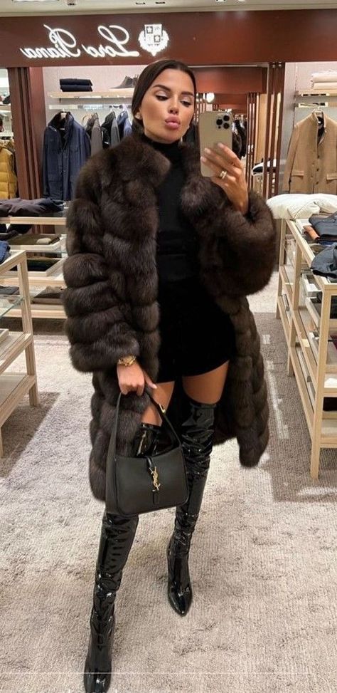 Dark Brown Fur Coat, Mode Au Ski, Fur Coat Brown, Oversized Sleeves, Classy Winter Outfits, Real Fur Coat, Winter Fits, Mode Inspo, Fur Fashion