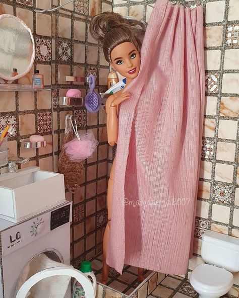 Barbie Bathroom, Barbie Diy Accessories, Barbie Room, Doll Furniture Diy, Barbie Diorama, Barbie Dolls Diy, Take A Bath, Barbie Doll Accessories, Diy Doll Miniatures