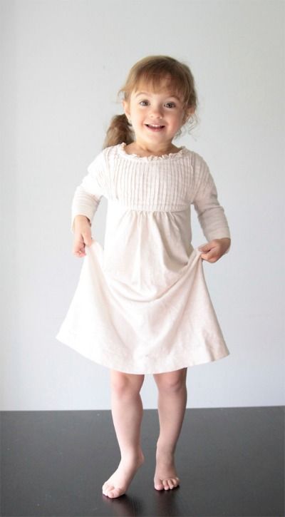 Turn an old shirt into a fun night gown for your little girl with an easy tutorial. Sew Pajamas, Diy Chemise, Nightgown Pattern, Girls Nightgown, Upcycle Sewing, Diy Vetement, Sewing Tutorials Free, Sewing Projects For Kids, Sewing Patterns For Kids