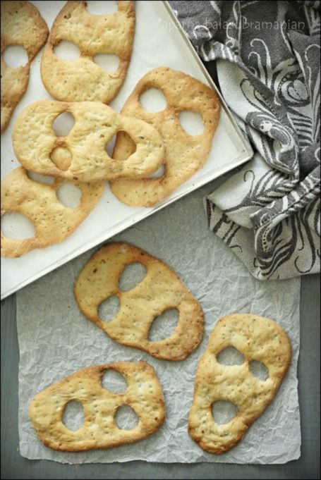 Savory Halloween Treats, Halloween Finger Foods, Spooky Dinner, Halloween Deserts, Cookie Cookbook, Flat Breads, Easy Halloween Party, Baking Bread Recipes, Boo Ghost