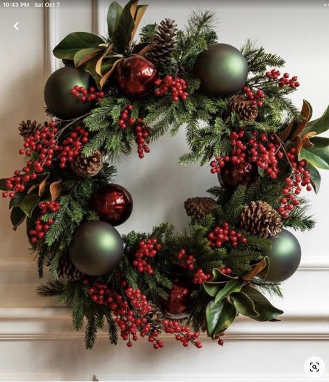 Christmas Wreaths Red Berries, Christmas Wreaths For Front Door Vintage, Christmas Wreath Traditional, Green Red And Gold Christmas Decor, Classic Christmas Wreath, Diy Xmas Wreaths For Front Door, Christmas Wreaths 2023, Diy Reefs Door Christmas, Christmas Wreaths Diy Easy Front Doors