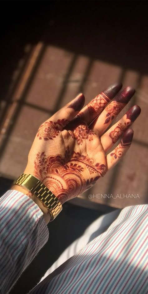 Henna Ideas Aesthetic Palm, Mehandi Designs For Palm Arabic, Henna Designs Hand Palms Arabic, Aesthetic Mehndi Designs Front Hand Palm, Mehendi Designs For Hands Simple Palm Aesthetic, Palm Mehendi Ideas, Palm Aesthetic Mehendi, Simple Henna Designs Hand Palms Side, Small Palm Mehndi Designs