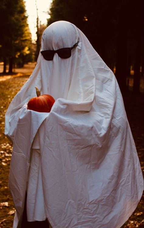 Pumpkin Ghost Costume, Ghost Shoot, Sheet Costume, Ghost Holding Pumpkin, Ghost Challenge, Fotos Halloween, Sheet Ghosts, Halloween Ghost Costume, Ghost Photoshoot