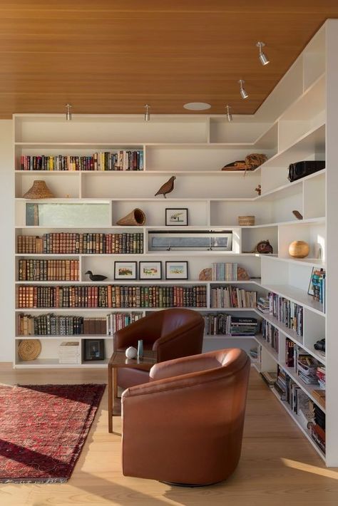 Modern Wood House, Green Roofs, Small Family Room, Corner Bookshelves, Small Living Room Design, Home Library Design, Home Libraries, Built In Bookcase, Family Room Design