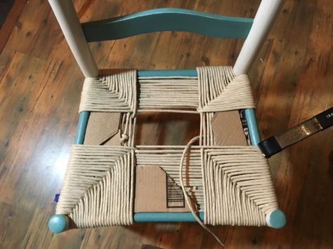 weaving a ladder back chair seat with fiberrush How To Reweave A Chair Seat, Chair Webbing Diy, Fiber Rush Seat Weaving, Weaving Chair Seat Diy, How To Weave Chair Seat, Chair Weaving Patterns, Rush Seat Chair Makeover, Woven Stool Diy, Ladder Back Chairs Redo