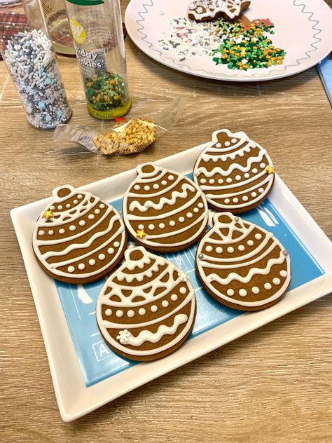 Decorated gingerbread cookie ornaments Gingerbread Cookies Ornaments, Ginger Bread Cookie Decorating Ideas, Circle Gingerbread Cookies Decorated, Round Gingerbread Cookies, Round Gingerbread Cookies Decorated, Ornament Cookies Decorated, Christmas Gingerbread Cookies Decorating, Gingerbread Cookie Ornaments, Ginger Cookies Christmas