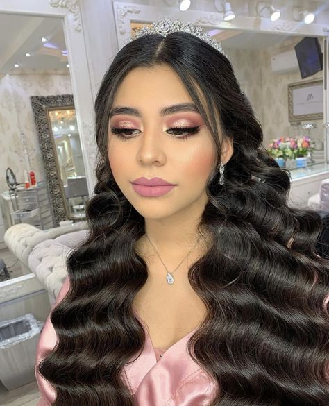 Pink And Gold Quince Makeup, Natural Quinceanera Makeup, Quince Makeup Natural, Gold Quince Makeup, Makeup Looks For Quinceaneras, Pink Quince Makeup, Quince Makeup Looks, Xv Hairstyles, Xv Hair