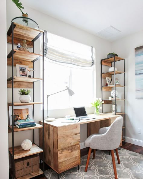 Reclaimed wood in home decor inspired by fashion blogger Aimee Song's kitchen breakfast nook reclaimed wood banquette and crystal chandelier. Office Nooks, Industrial Home Offices, Smart Tiles, Office Nook, Decor Ikea, Guest Room Office, Luxury Office, Office Guest Room, Office Layout