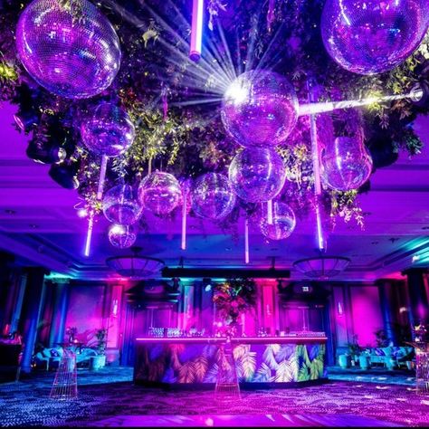 Jungle Disco Wedding, Afterparty Ideas, Club Party Ideas, Ibiza Disco, Neon Parties, Colorful Disco Ball, Disco Room, Glow Wedding, Disco Ball Party