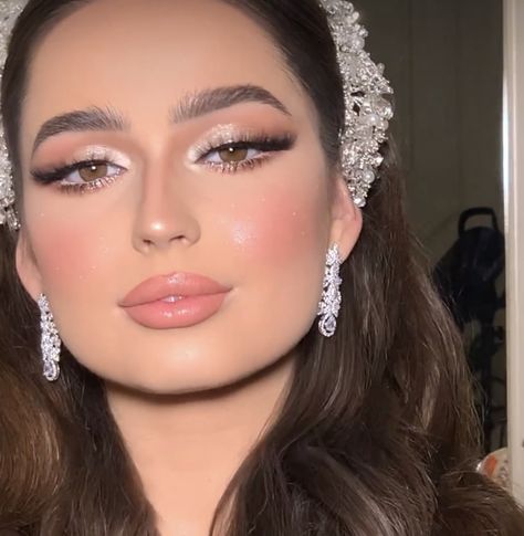 Peach Bridal Makeup Look, Quincera Makeup Natural, Glam Soft Makeup, Persian Makeup Looks, Arab Makeup Wedding, Arab Bridal Makeup, Elegant Makeup Looks For Prom, Graduation Party Makeup, Peach Bridal Makeup