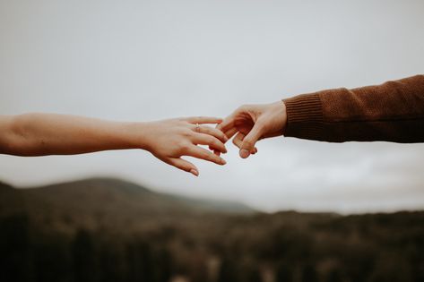 If you follow my social media accounts you know how I am obsessed with hand/ detail shots. Love this so much!  #photography #weddingphotographer #georgiaweddings #engagementphotos #engaged #handshot #ringshot #details #Atlanta West Virginia Wedding, Mountain Engagement Photos, Hand Photography, Anniversary Photoshoot, Mountain Engagement, Couple Photoshoot Poses, Virginia Wedding Photographer, Engagement Photo Inspiration, Wedding Southern California