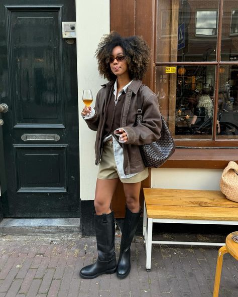 7 Flat Shoe Trends Everyone Is Wearing in Europe | Who What Wear UK Comfy Boots Outfit, Amaka Hamelijnck, 2024 Fits, Stay High, Outfit For Travel, Comfy Boot, European Girls, Estilo Boho Chic, Shoe Trends