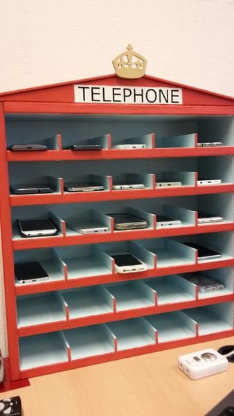 16 Teacher Hacks to Control the Cell Phone Madness in Class English Classroom Decor, School Hacks Diy, Bored Teachers, Youth Room, High School Classroom, Cell Phone Repair, English Classroom, Diy Classroom, Classroom Setup