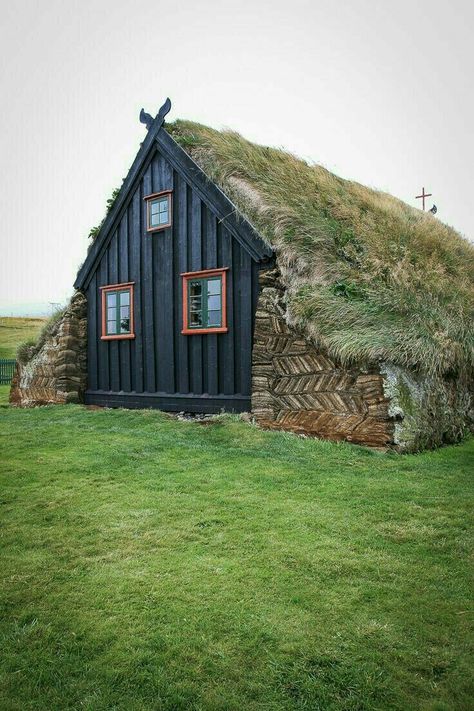 Island Video, Norway House, Black Houses, Thatched House, Earthy Home, Earth Sheltered, Living Roofs, Eco Architecture, Funny Home Decor