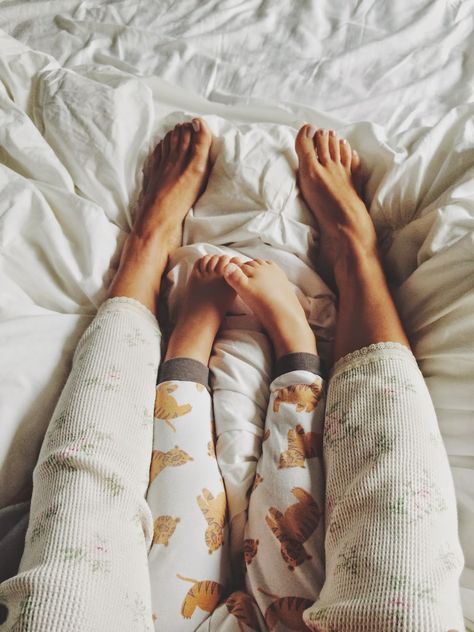 Take a pajama picture in our bed with the babies every six months...on their birthday and half birthday Baby Fotografie, Foto Baby, Tiny Humans, Jolie Photo, Family Goals, Baby Family, Two People, Future Baby, Future Kids