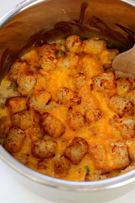 Instant Pot Tater Tot Casserole--the hot dish your mom used to make with ground beef, veggies and tater tots only it's made in the Instant Pot instead of the oven. Instant Pot Recipe With Potatoes, Super Easy Instant Pot Recipes, Instant Pot Kielbasa Recipes, Instata Pot Recipe, Instant Pot Tater Tot Casserole, Quick And Easy Instant Pot Recipes, Fall Instant Pot Recipes, Easy Instant Pot Meals, Cracked Out Chicken