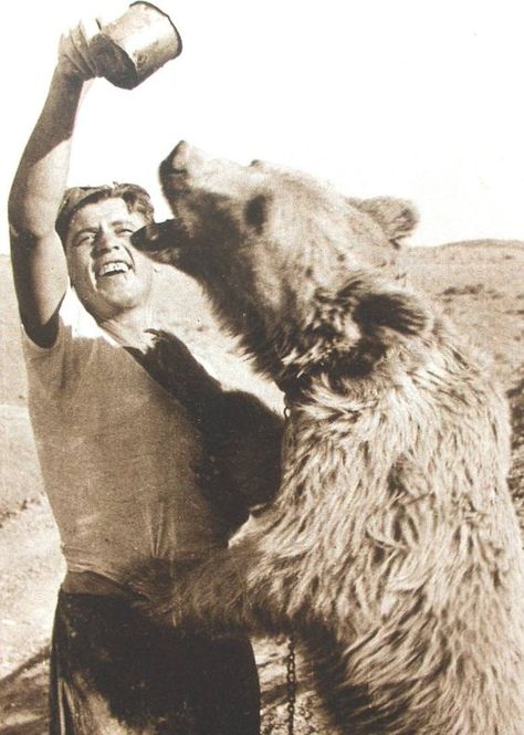 20 Images of Corporal Wojtek, the Polish Bear and Hero of WWII. Wojtek Bear, Poland Ww2, Perang Dunia Ii, Italian Campaign, Poland History, Ww2 History, Airplane Art, Historical Pictures, Condensed Milk