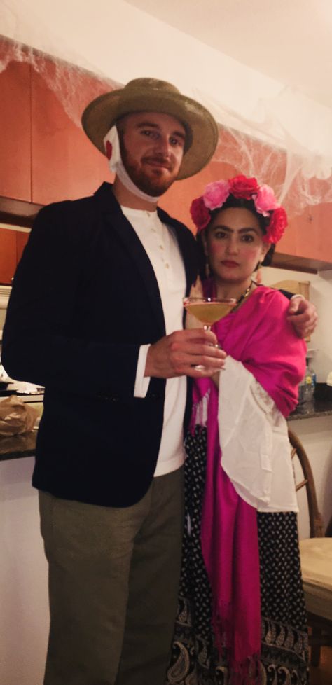 Halloween couples costume Frida Kahlo Van Gogh Artists Frida Kahlo Couple Costume, Frida Halloween Costumes, Diego Rivera Costume, Frida Kahlo Costume Ideas, Frida Kahlo Costume Diy, Van Gogh Costume, Frida Kahlo Halloween, Frida Kahlo Birthday, Halloween Couples Costume