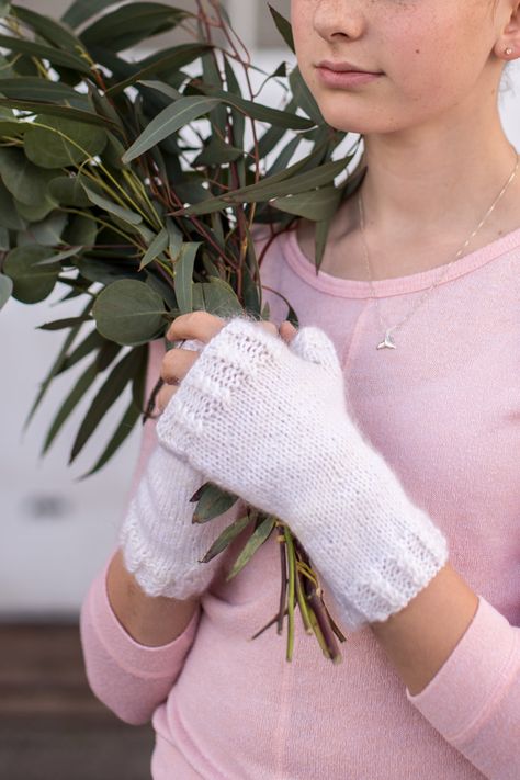 New! Mohair Mini Cable Mitts Pattern and Video http://www.flaxandtwine.com/2019/04/mohair-mini-cable-mitts-pattern-and-video/?utm_campaign=coschedule&utm_source=pinterest&utm_medium=Flax%20and%20Twine&utm_content=Mohair%20Mini%20Cable%20Mitts%20Pattern%20and%20Video Sponsored by Yarnspirations Knitting Fingerless Gloves, Crochet Fingerless Gloves Free Pattern, Diy Finger Knitting, Knitted Heart Pattern, Chunky Knit Sweater Pattern, Yarn Rug, Crochet Stone, Felt Masks, Finger Knitting Projects