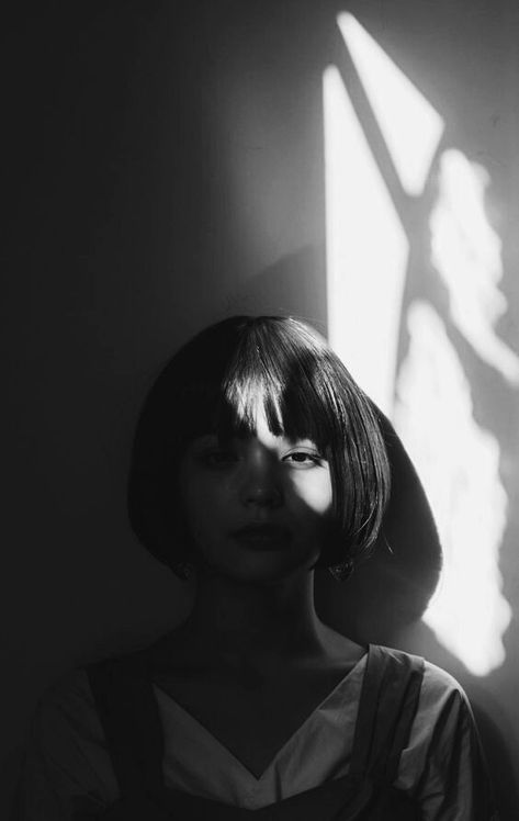 Black And White Film Portrait, Shadow Black And White, Lorena Duran, Shadow Portraits, Light And Shadow Photography, Portrait Light, Portrait Photography Men, Studio Photography Poses, Portrait Lighting