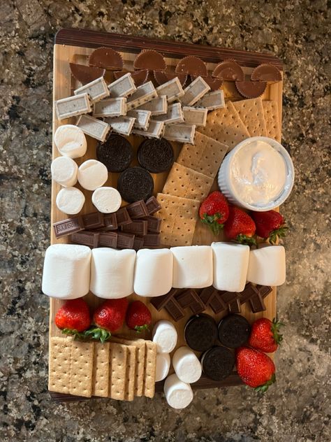 Smore Charcuterie Board Ideas, S’mores Set Up, S’mores Board Christmas, S’more Charcuterie Board Designs, Smores Board Bonfires, Smores Platter Ideas, S'mores Board, S’more Board, S’mores Board Ideas