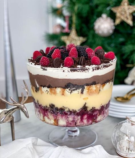 Katrina aka Katy’s Food Finds | Homecook on Instagram: "Tell me something you look forward to eating at Christmas? 🎄 For me it’s hands down a glazed ham and Trifle - oh and my mother-in-law’s Sweet Potato croquettes, succulent Turkey, gravy and my mum’s Pineapple Custard Pie! ☺️ A Christmas trifle is my favourite festive dessert - I love anything that involves custard. Here is my Cookies and Cream Trifle - it’s actually a friend’s recipe that I just love. It’s made with layers of Baileys Iris Sugar Cookie Trifle, Beetroot Goats Cheese, Pomegranate Molasses Dressing, Roast Beetroot, 7up Cake, Easy Dessert Idea, Easy Trifle, Fruit Trifle, Crushed Oreo