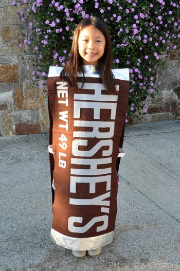 hershey's chocolate costume for kids | Hershey’s Bar Halloween Costume | Crafting Girl Diy Chocolate Bars, Diy Candy Bar, Creepy Halloween Costumes, Candy Costumes, Food Costumes, Costumes Diy, Black Halloween Dress, Holloween Costume, Halloween Costumes For Teens