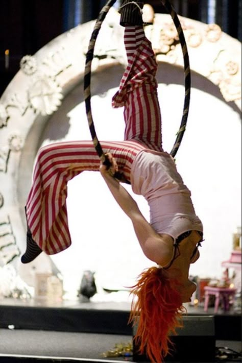 Maggie Lally Creature Poses, Clown Fashion, Pole Dancing Videos, Clown Girl, Circus Outfits, Emilie Autumn, Circus Aesthetic, Dark Circus, Dancing Videos