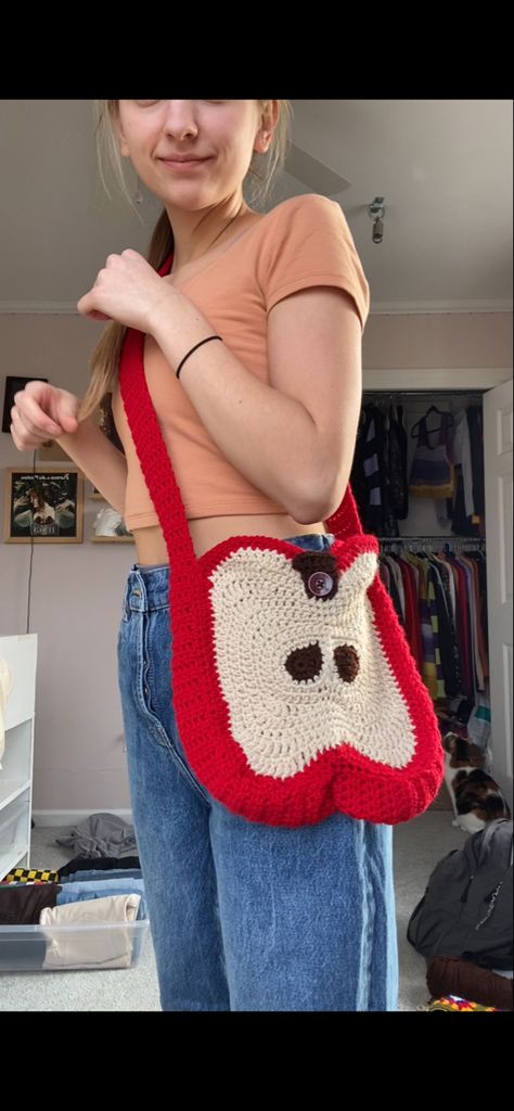 the tutorial will be on my youtube channel! Crochet Apple Bag, Crochet Gift Ideas Quick, Crochet Bag Design, Silly Crafts, Novelty Crochet, Quirky Crochet, Funky Crochet, I Love Crochet, Apple Bag