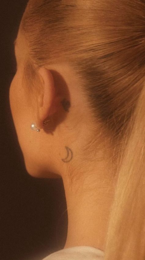 Ariana Grande Neck Tattoo, Ariana Grande Crescent Moon Tattoo, Ariana Grande Tattoos Arm, Behind The Ear Tattoo Ideas Zodiac, Half Moon Tattoo Behind Ear, Ariana Grande Ear Tattoo, Doja Cat Inspired Tattoo, Tattoo Ideas Ariana Grande, Ariana Grande Tatoos