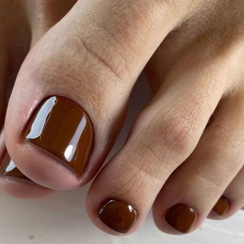 This chic toe nail design showcases a rich, deep chocolate brown hue, radiating sophistication and coziness, ideal for both spring and autumn seasons. The glossy texture enhances its elegance, accentuating the seamless application and the opulent color depth. Brown Toe Nail Polish, Orange Toe Nails, Matte Gel Polish, Toe Nail Design, Mom Nails, Brown Nail Polish, Nail Color Ideas, Toe Nail Color, Nail Color Trends