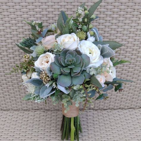 Centerpieces Wedding Succulent Floral Arrangements, Succulent Flower Bouquet, Bouquets With Succulents, Modern Wedding Florals, Green And White Bouquet, Prom Flowers Bouquet, Bouquet Succulent, Succulent Wedding Centerpieces, Prom Bouquet