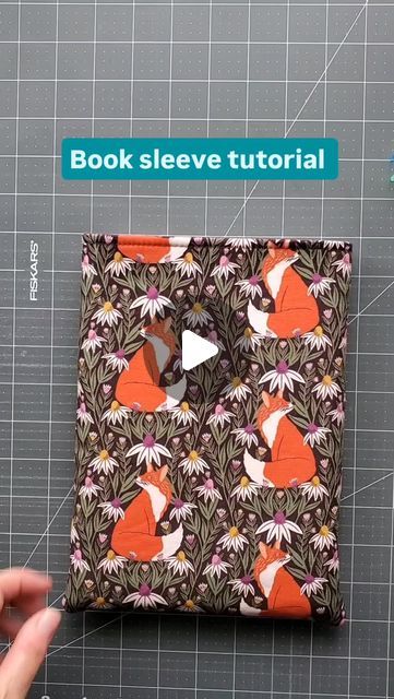 Muriel Corbierre on Instagram: "Finished size: about 7.5" wide by 10" tall (19cm wide by 25.5cm tall). This fits medium books (6"×9") and probably some e-readers.  I used quilting cotton and fusible fleece. Some people use foam interfacing, but I think it's too expensive for a book sleeve but it would be a good idea for an e-reader. I will do another reel this week to show you how to add an elastic and button closure. Cut 2 each of exterior, lining and fusible fleece: 10.5" tall by 8" wide (27cm tall by 20cm wide). Seam allowance is 1/4" (6mm). I have some tentative pocket book fabric dimensions but I need to test them first. Coming up later this week too! Happy sewing!" Fabric Kindle Cover Free Pattern, Book Related Sewing Projects, Book Pouch Pattern, Quilted Book Sleeve Pattern, Diy Book Sleeve Free Pattern, Sew Book Sleeve, Book Sleeve Pattern Free, Book Sewing Projects, Book Sleeve Tutorial