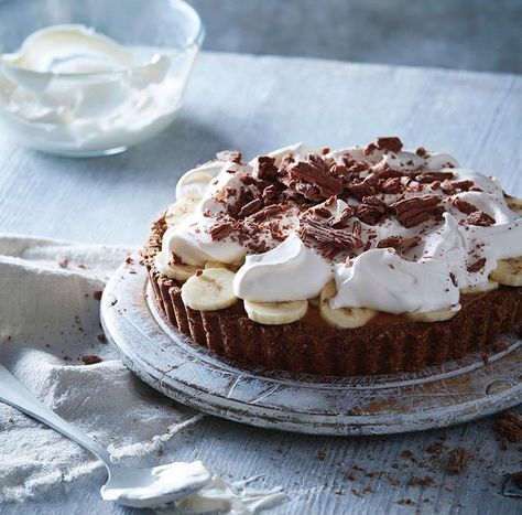 Banoffee Pie by Tanya Burr. Easy Banoffee Pie, Banoffee Tart, Banoffee Cheesecake, Banoffee Pie Recipe, Coconut Cream Pie Recipes, Biscuits Graham, British Desserts, Toffee Recipe, Banoffee Pie