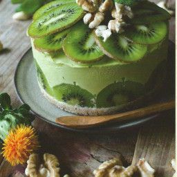 Raw-Avocado-Cake Kiwi Fruit Cake, Kiwi Dessert, Kiwi Cake, Avocado Cake, Doterra Recipes, Cooking With Essential Oils, Rich Cake, Raw Cake, Raw Desserts