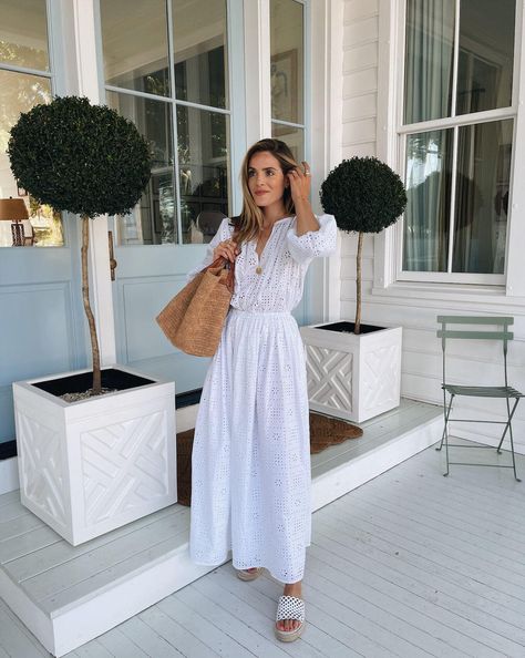 Casual Feminine Outfits, Sea Outfit, Feminine Summer Outfits, Wardrobe Overhaul, Feminine Summer, Sea Dress, Southern Fashion, Flowy Summer Dresses, Julia Berolzheimer