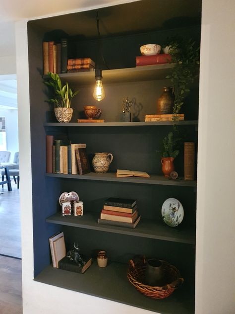 Old Wall Shelves Makeover, Built In Bookshelves Painting Ideas, Old Shelf Makeover, Shelves Makeover, Built In Shelf Decor, Aesthetic Afro, Warm Apartment Aesthetic, Warm Apartment, Painting Shelves