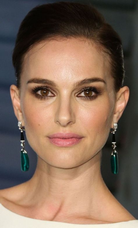 Middle Age Makeup, Lace Bra Set, Middle Aged Women, Star Wars Movie, Celebrity Makeup, Natalie Portman, Hollywood Actor, Glam Makeup, Japanese Women