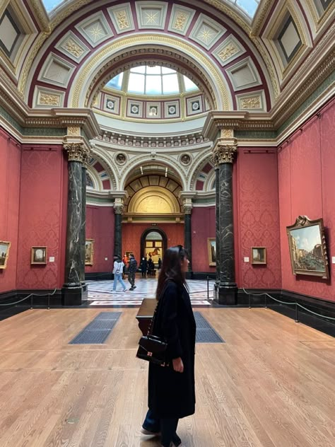 London Gallery Aesthetic, London Photo Aesthetic, National Gallery London Aesthetic, London Photo Ideas Instagram, London University Aesthetic, London Uk Aesthetic, Living In London Aesthetic, London Pictures Ideas, London Girl Aesthetic