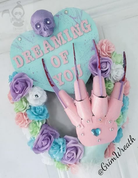 Pastel Horror, Valentine Halloween, Horror Crafts, Horror Party, Mesh Wreath Diy, Horror Decor, Halloween Crafts Decorations, Fall Halloween Crafts, My Funny Valentine